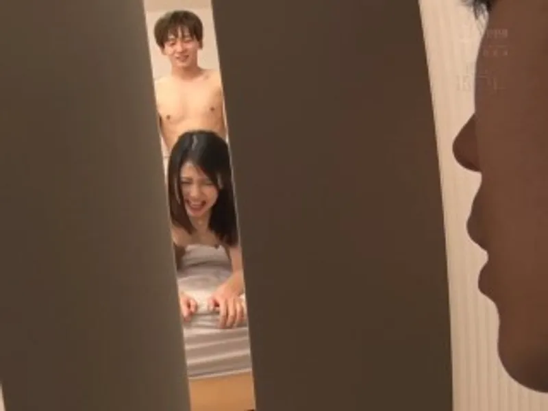 Thanh niên đang vụng trộm với chị cạnh nhà thì anh chồng về...