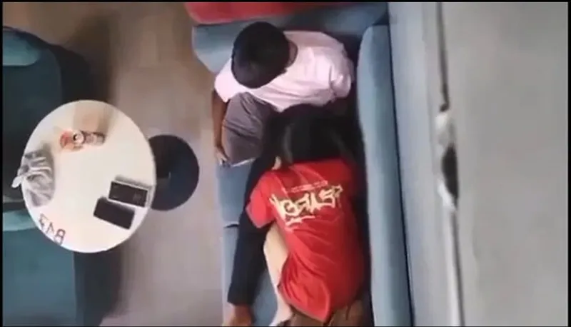 Quay lén em gái liếm mút cho con ghệ nơi công cộng