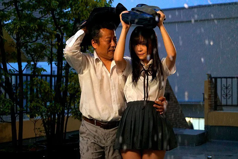 Nữ học sinh ngủ nhờ nhà thầy giáo vì một con bão bất ngờ