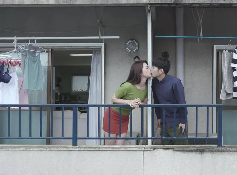 Tiếng rên của chị cạnh bên hàng xóm và cậu thanh niên được lái máy bay