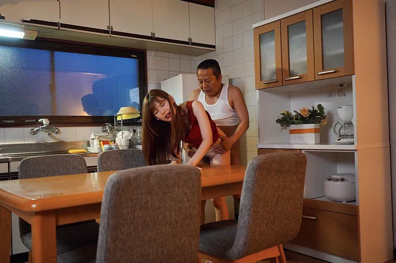 Con mèo nhỏ bị người chồng mới của mẹ trả bài mỗi ngày, cho dù đã có người yêu