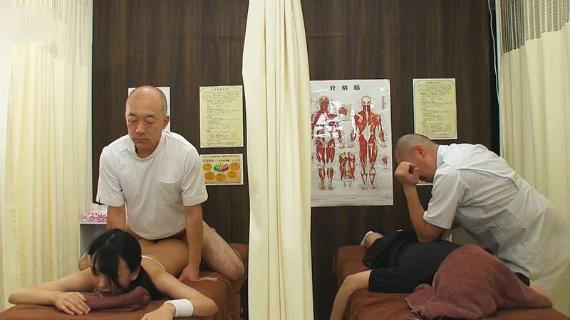 Dẫn em gái đi mát-xa rồi bị địt cạnh bên mà không hề hay biết