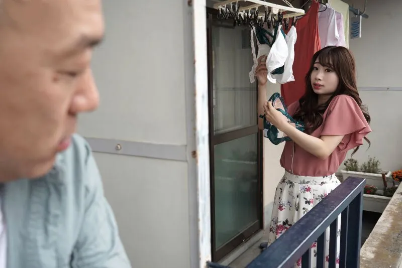 Gã cạnh nhà chuyên soi mói và cặp cô vợ người chồng thường xuyên rên la quá to