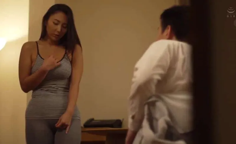 Anh xã dẫn sếp cũ về nhà mà không biết là tình cũ của vợ