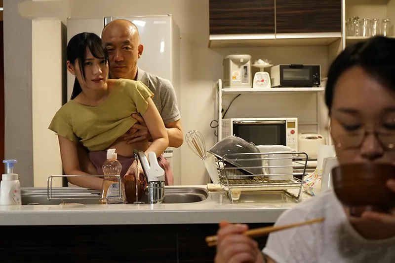 Chồng làm tình con gái riêng của cô vợ khi biết cô vợ không thể sinh con cho mình